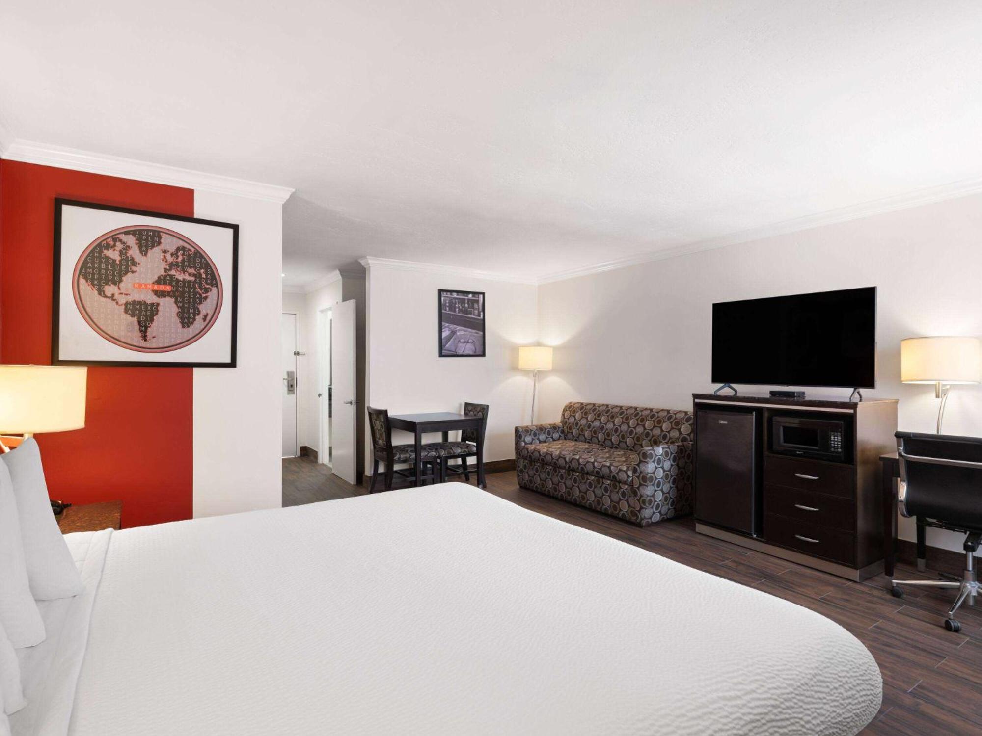 7 Business Hotels Near Scripps Marshalls Plaza That Deliver