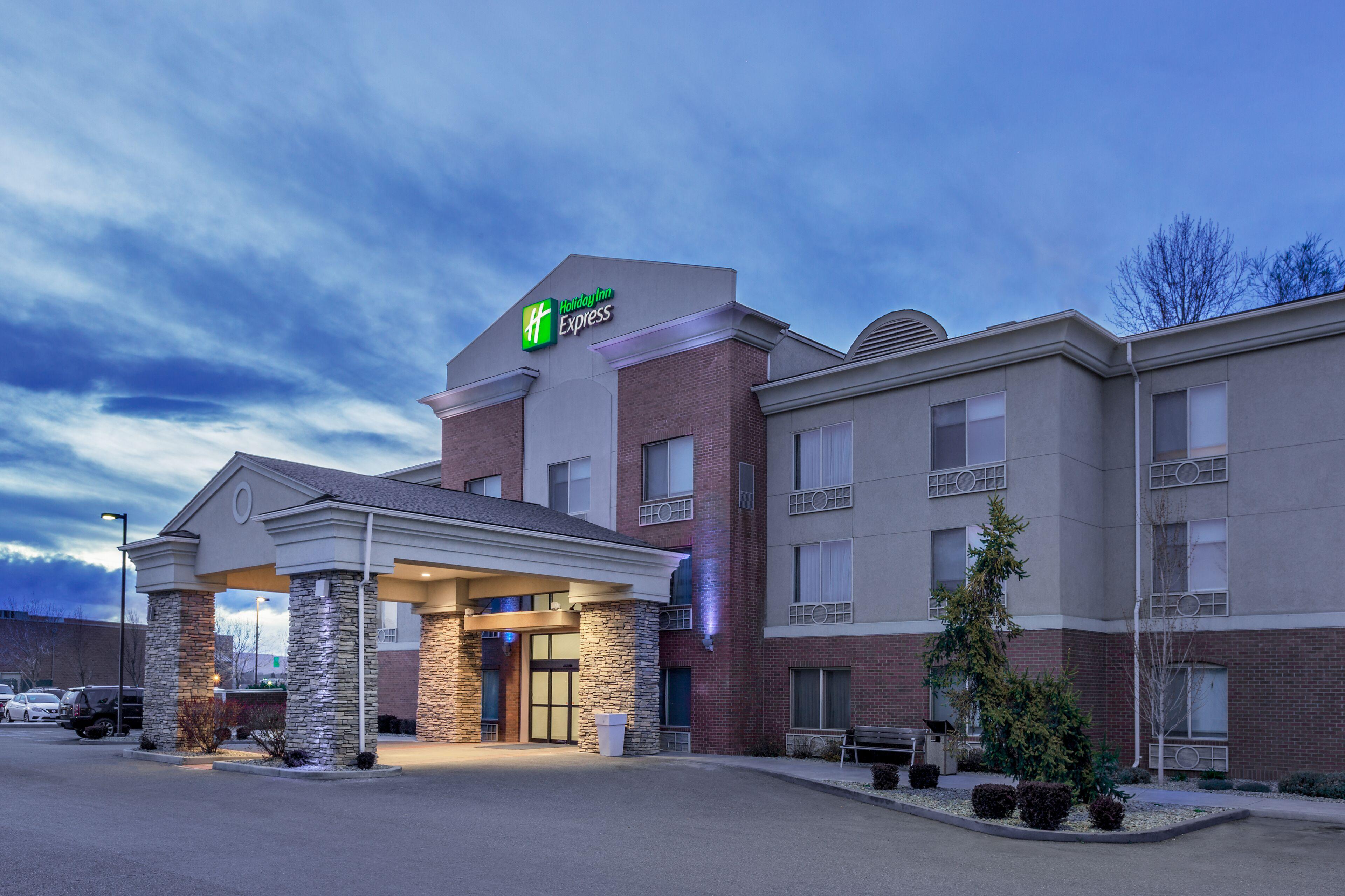 4 Golf Hotels Near Mount Rainier for Stress-Free Stays