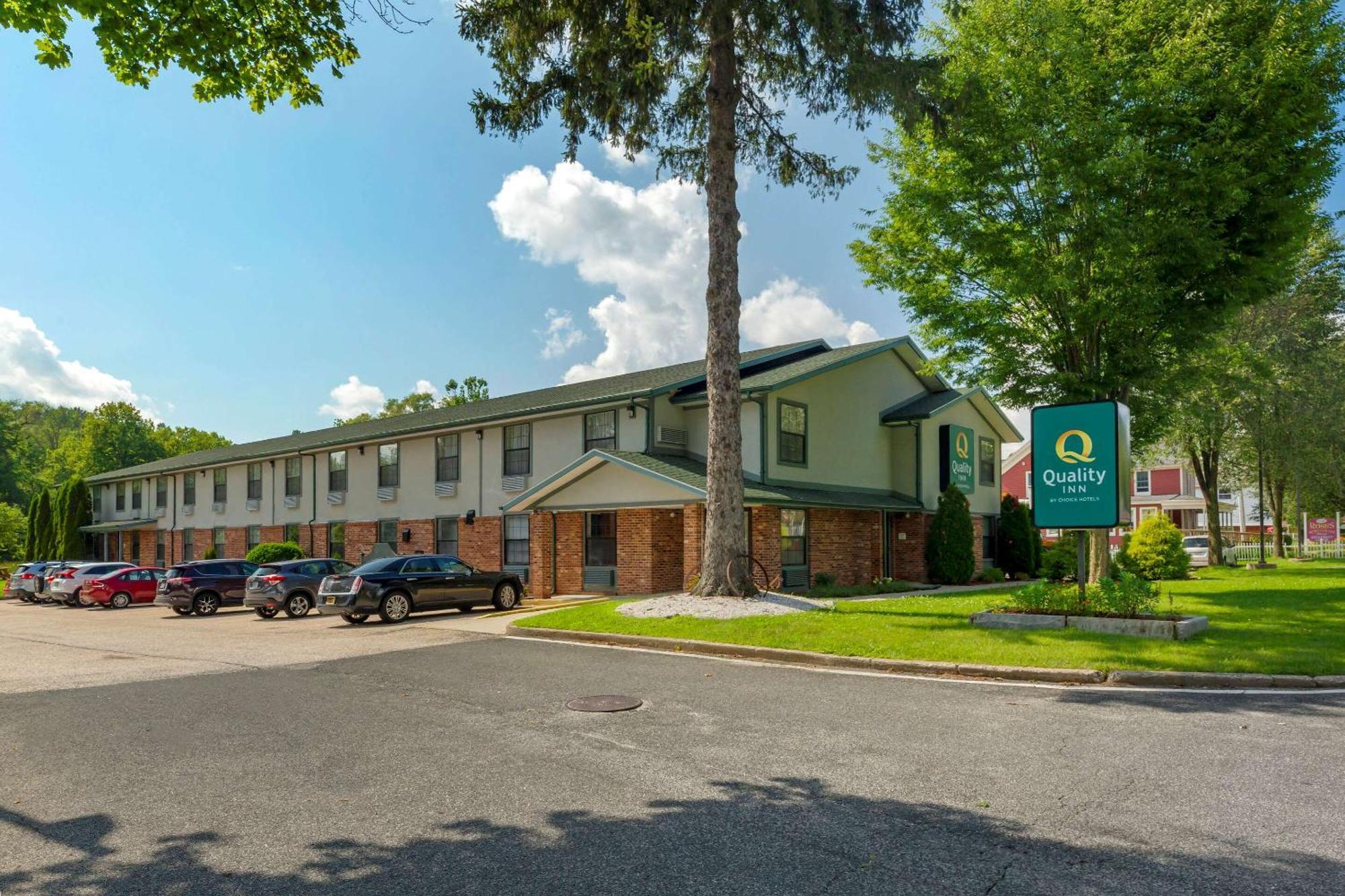 6 Top-Rated Budget Hotels In The Berkshires