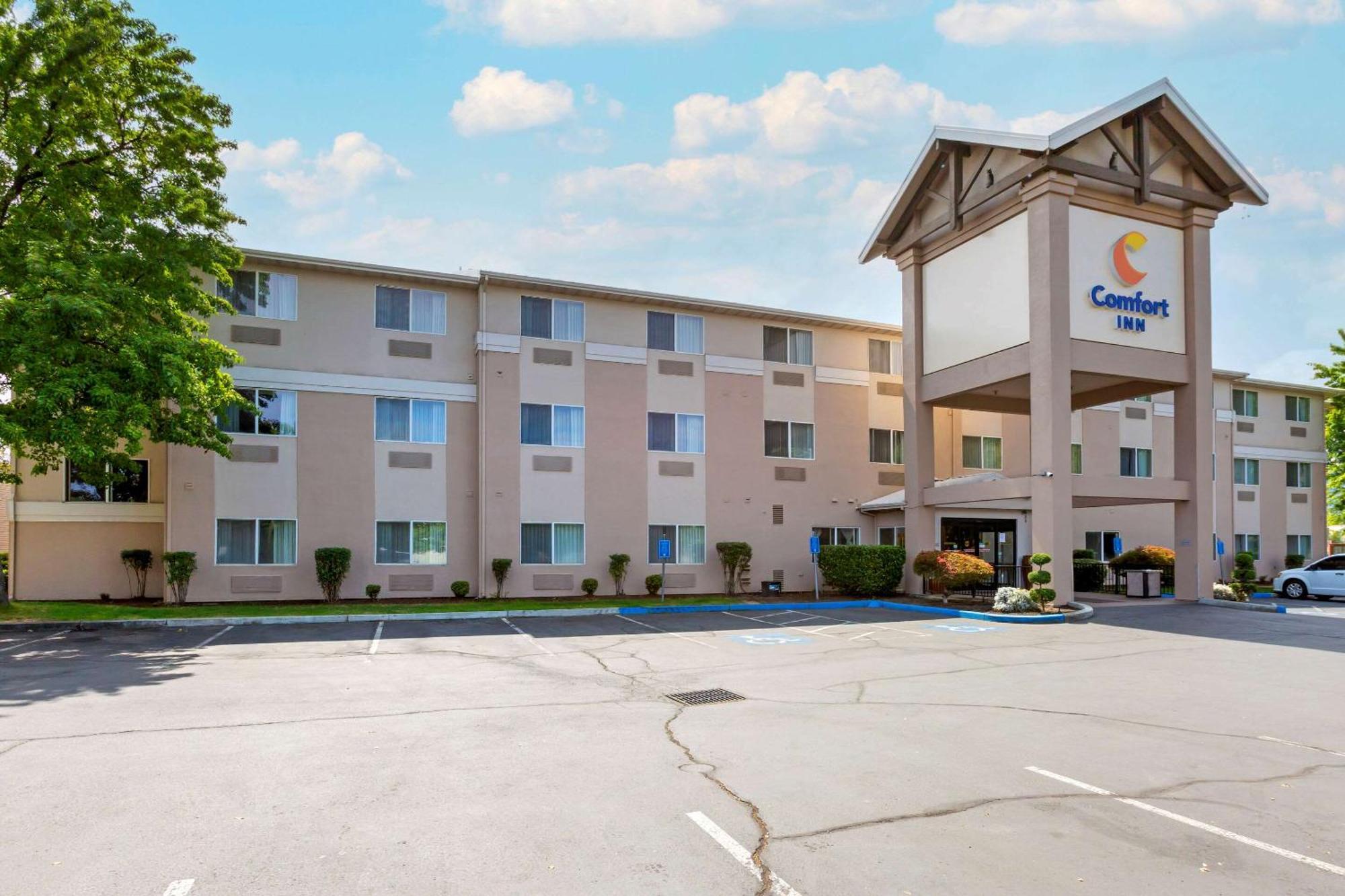 Where to Stay Near Crater Lake: 5 Best Airport Hotels