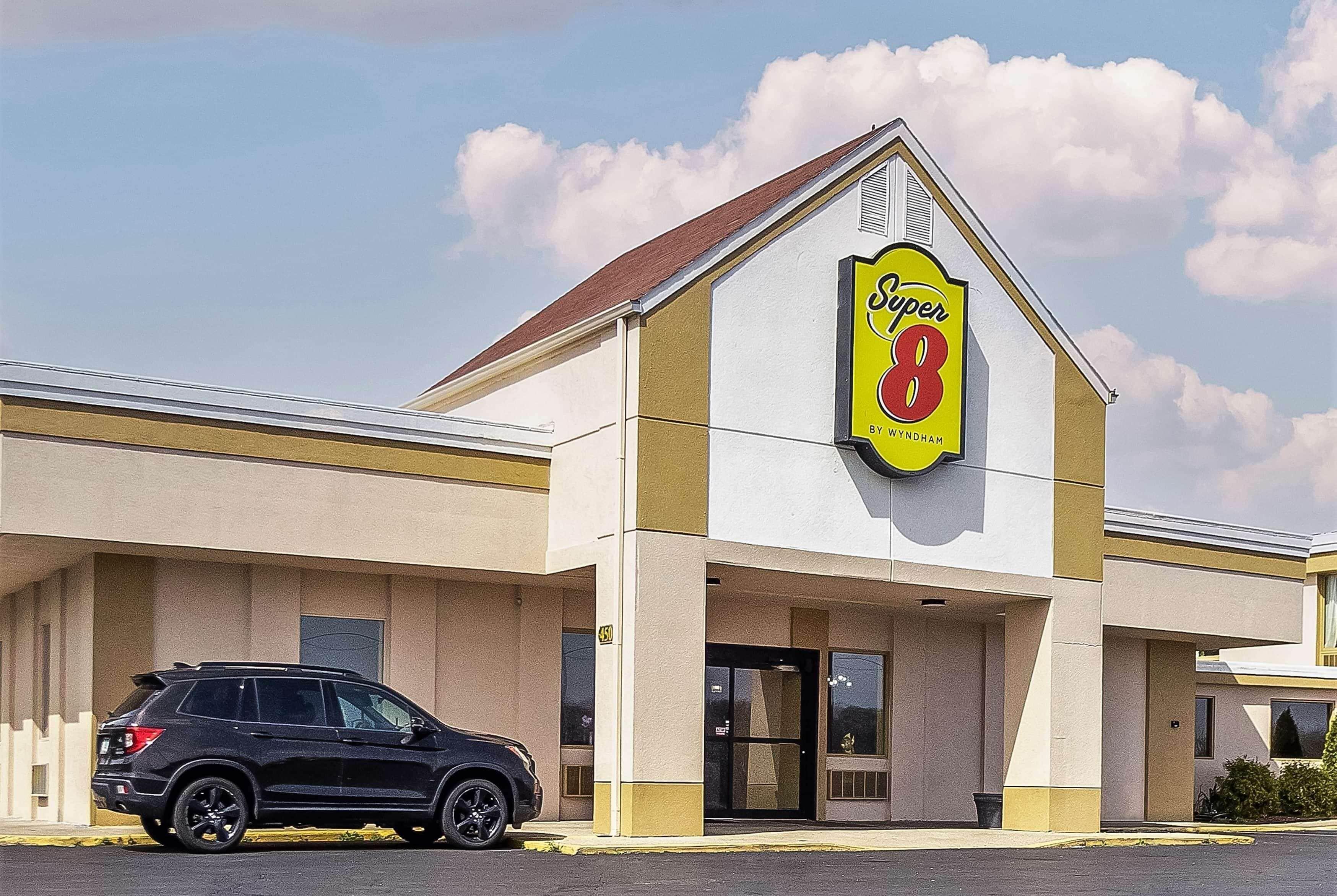 6 Smart 2-Star Hotels Near Greenwood Park Mall Worth Booking