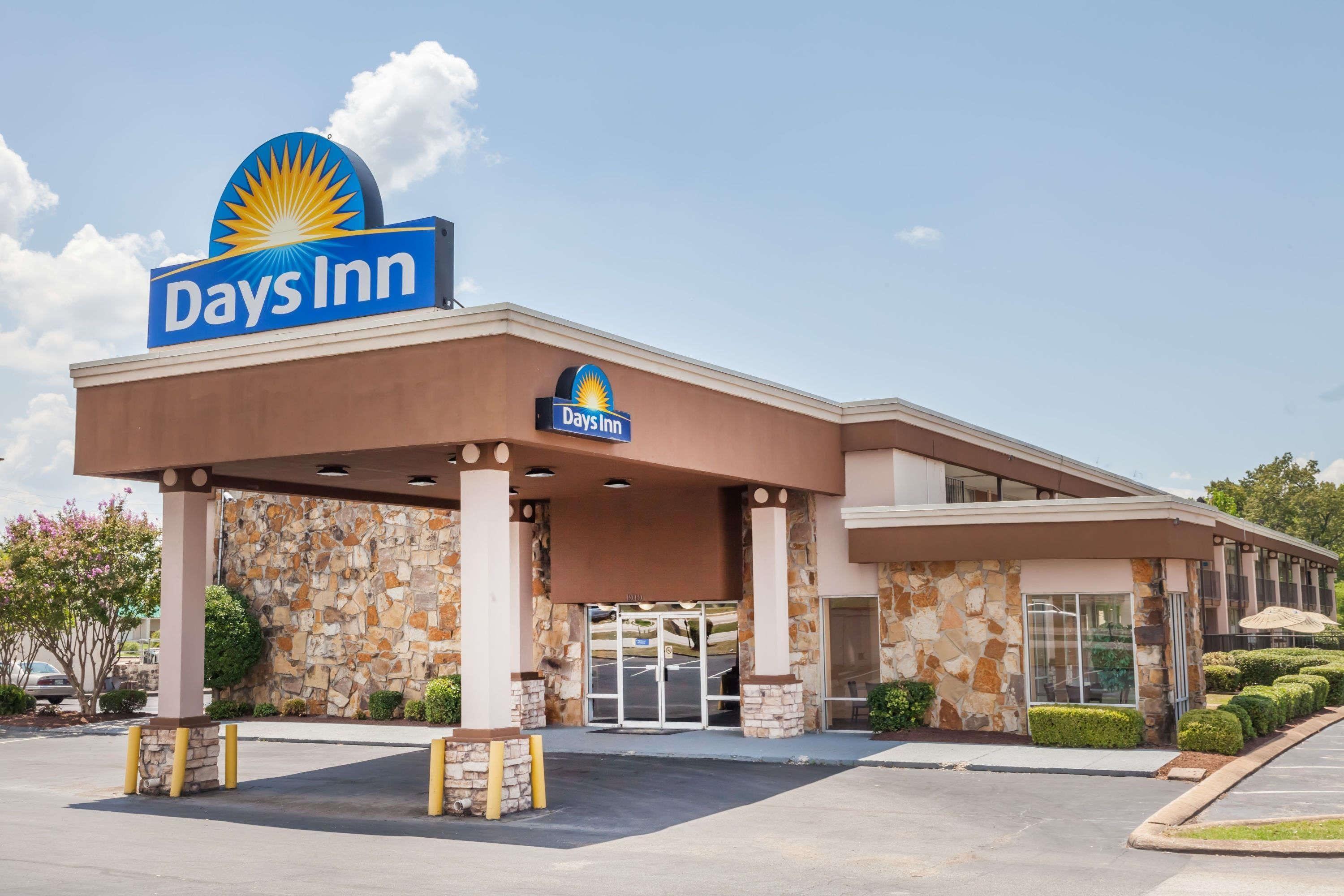 4 Budget Hotels Near McKellar Airport That Deliver Value