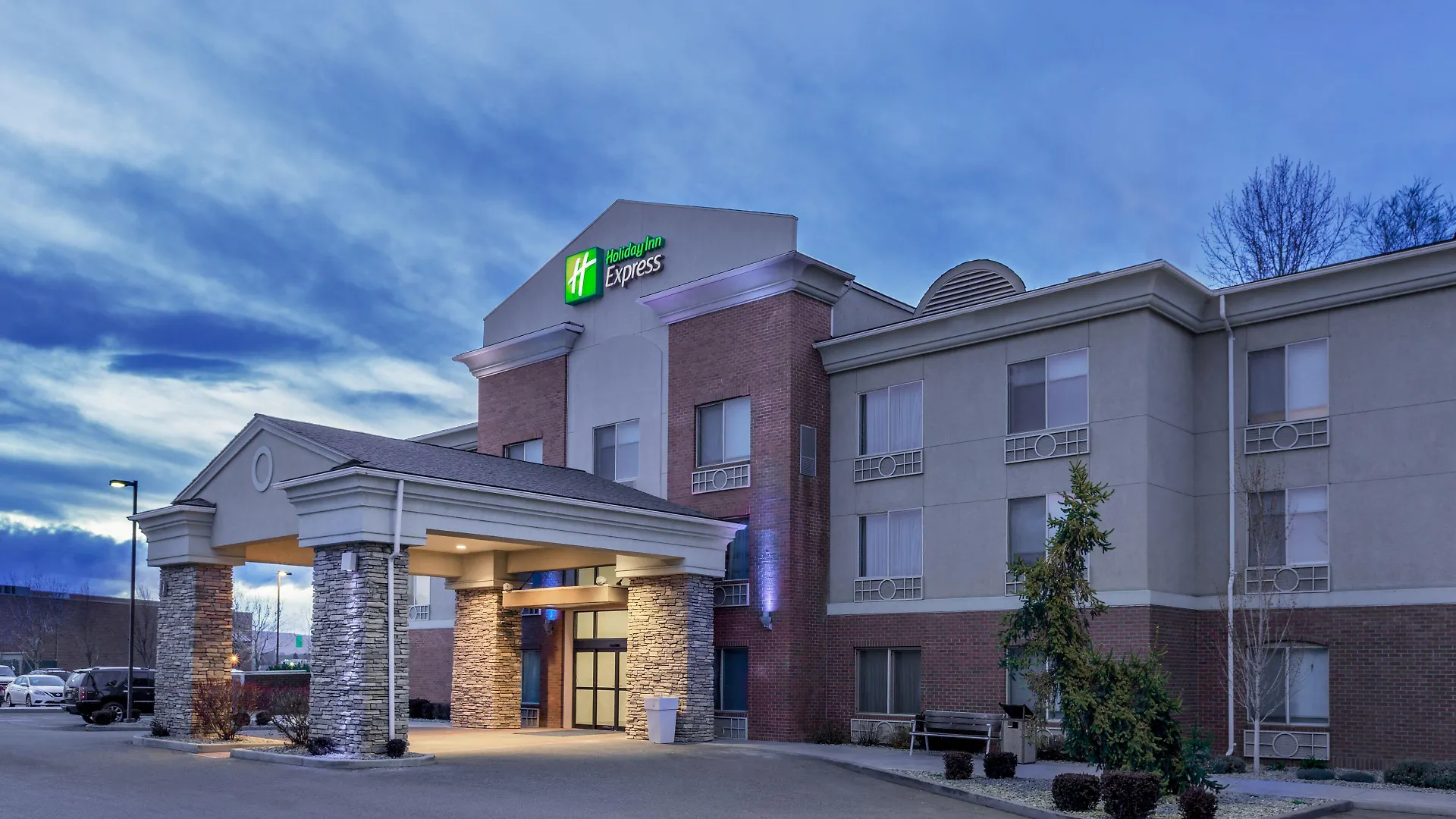 4 Golf Hotels Near Mount Rainier for Stress-Free Stays