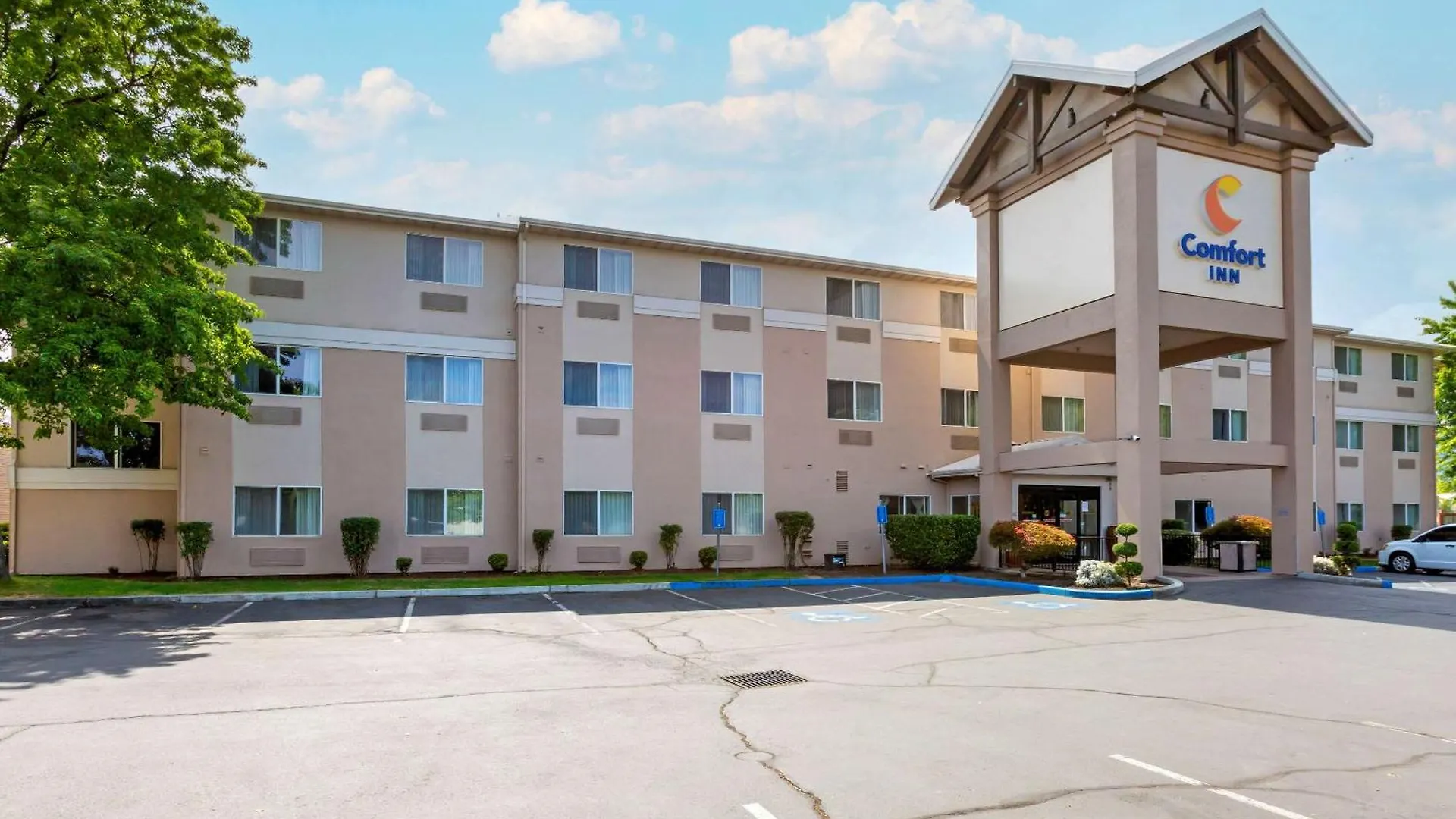 Where to Stay Near Crater Lake: 5 Best Airport Hotels