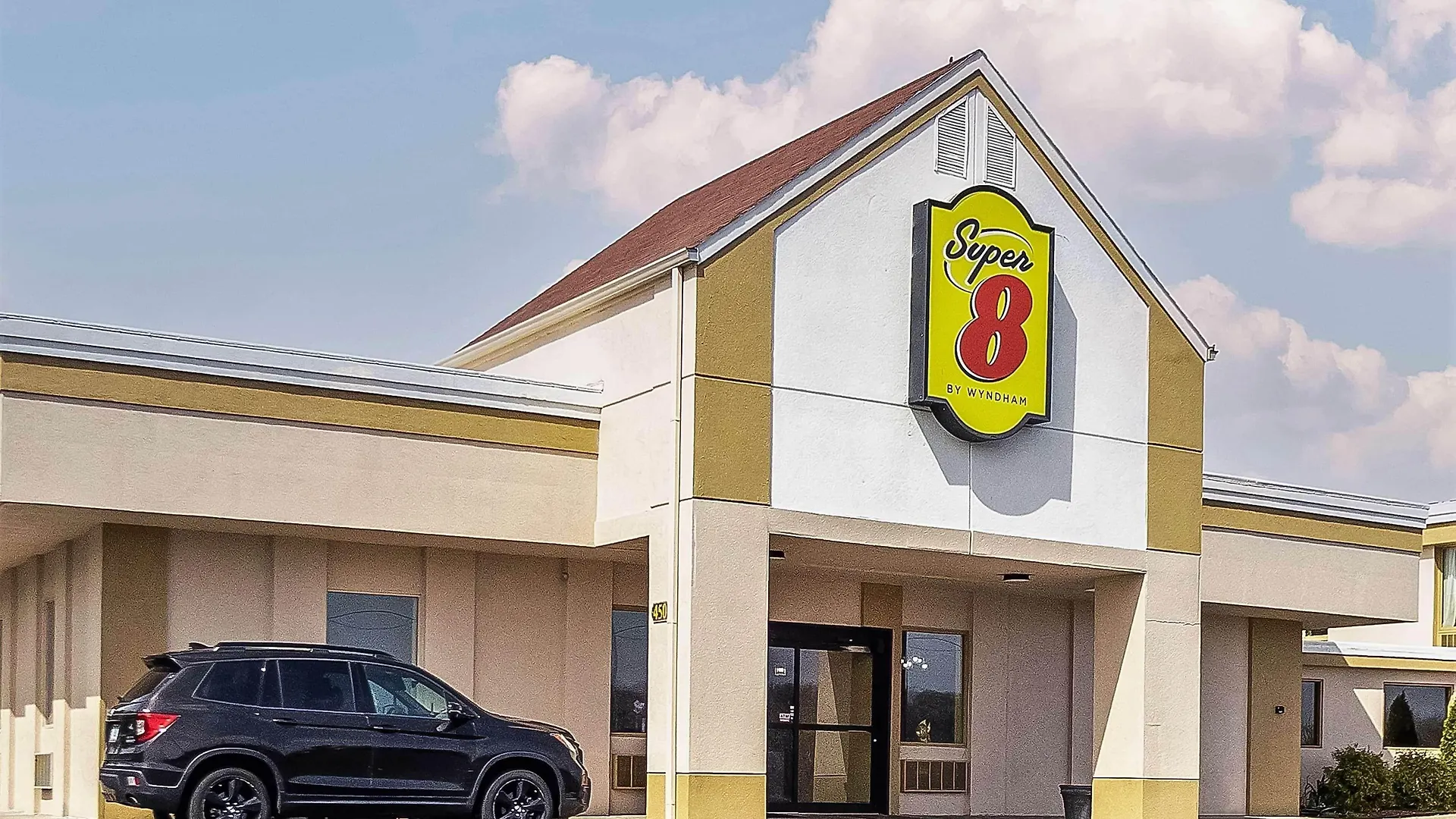6 Smart 2-Star Hotels Near Greenwood Park Mall Worth Booking